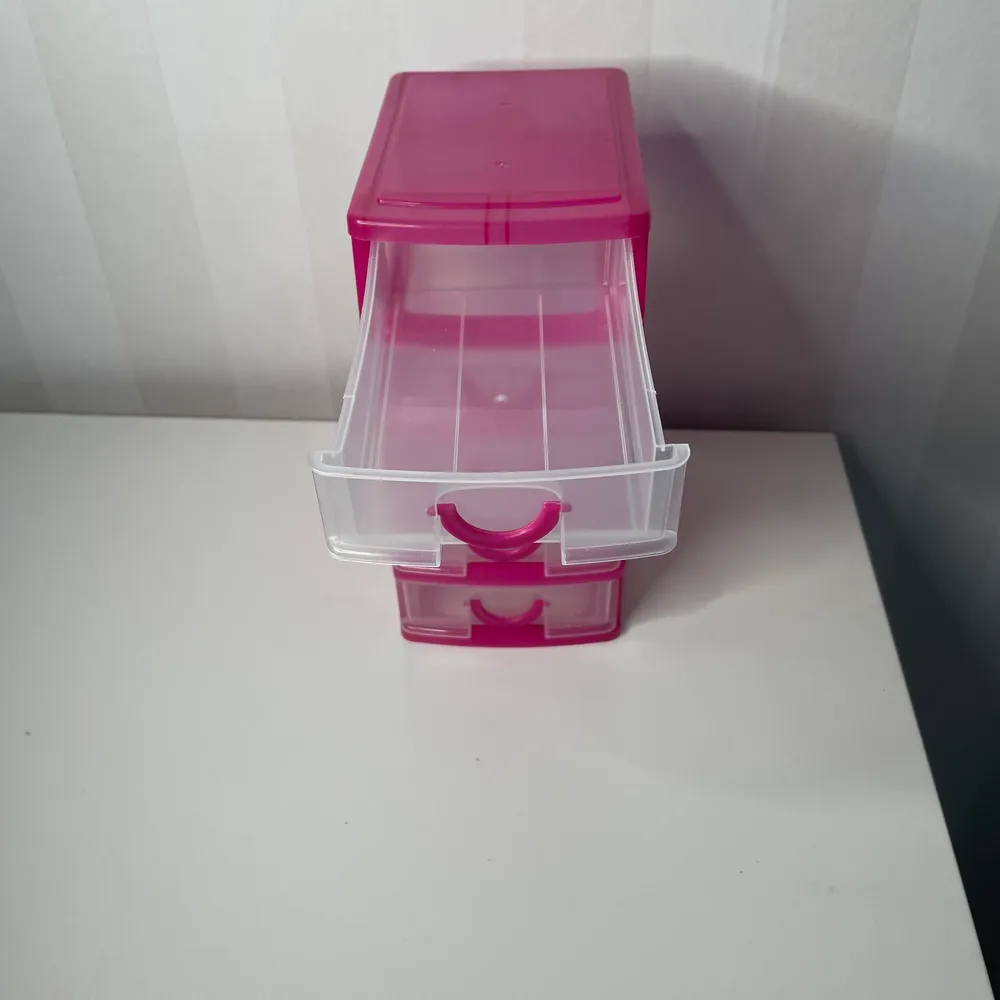 Det här är en rosa smycke låda och finns 5 lådor som du kan lägga skit mycket smycken eller något annat o till exempel som tofs, liten spegel, örhänge, halsband, ring och något annat…👌🏻 helt perfekt och inget fel på den ser ut som en ny köpt. Frakten ingår . Asusteet.