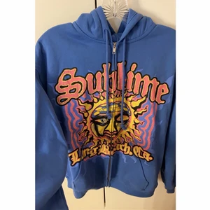 Blå huvtröja med dragkedja - Säljer min coola huvtröja med dragkedja. Säljer då den inte kommer till så mycket användning längre. Det är storlek XS men den är ganska oversized på mig som är 164cm. Så skulle säga att den passar både XS och S. Säljer för 150kr och köparen står för frakten.