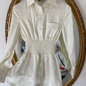 Skjortklänning - Helt oanvänd skjortklänning i satin från cider med lappen kvar. Jättefin men tyvärr för liten för mig. Nypris 261kr.