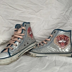 Ed Hardy skor - Säljer mina unika Ed Hardy skor!!❤️‍🔥 Storlek 39 och sitter väldigt bra på mig som vanligtvis har 38/39🙏🙏❤️ OBS köparen står för frakt!!