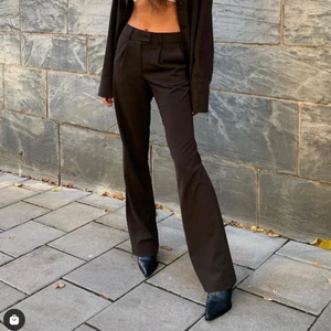 Kostymbyxor  - Säljer nu mina LXA kostymbyxor i samma modell som på bilden fast i SVART! Det är deras loose suit pants som är midwaist❤️‍🔥 Stolek XXS men passar även mig som är en XS