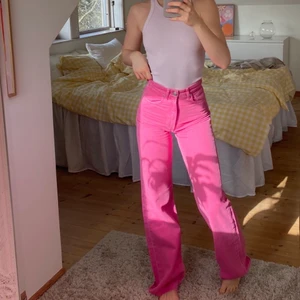 Rosa wide jeans - Rosa vida jeans. Slitningar längst ner. Byxorna är från ZARA. Använda ett fåtal gånger men tvätt som resulterat till en lite ljusare rosa färg. Inget extremt. 