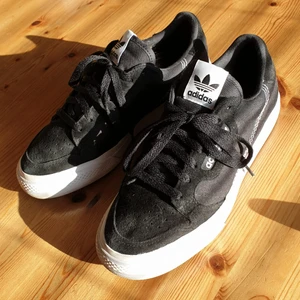 Adidas Black Size 40 - Säljer dessa nya Adidas, endast använda en gång då de är för små. Svarta. Storlek 40.