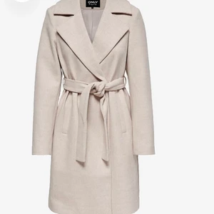 Kappa från vero moda! - Säljer min snygga populära kappa från Veromoda! Väldigt fint skick nästan som ny! Nypris 1000-1100 