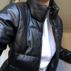 Jacka läderimitation  - Svart jacka i läderimitation från Noisy May i storleken M😇