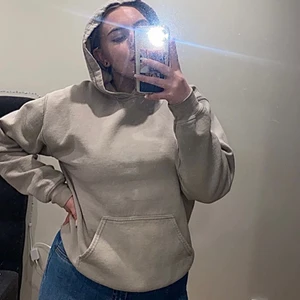 Beige hoodie - Supermjuk grå hoodie från plt. Snörena saknas tyvärr därav det billiga priset annars är den helt felfri. Storleken är S men passar även M vilket är min vanliga storlek. ☺️ Köparen står alltid för frakten och jag skickar endast spårbart 💕