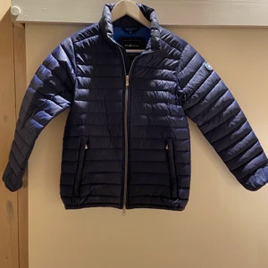 Sail racing jacka - Hej Jag säljer nu denna fina vårjacka utav märket Sail racing. Jackan är i väldigt bra skick och är i storlek 150cm. Kom gärna med bud och hör av er om ni har frågor. 