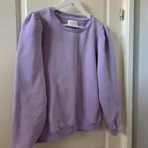 En färgglad super härlig sweatshirt från sisters point. Är i gott skick trotts att den använts mycket. Fina detaljer med puffärmar.💜  Köparen står för frakten!