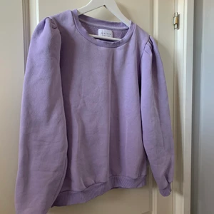 Sisters point sweatshirt storlek M - En färgglad super härlig sweatshirt från sisters point. Är i gott skick trotts att den använts mycket. Fina detaljer med puffärmar.💜  Köparen står för frakten!