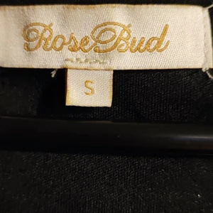 Klänningen - Klänningen medel lång med v-uringning, använd två gånger.