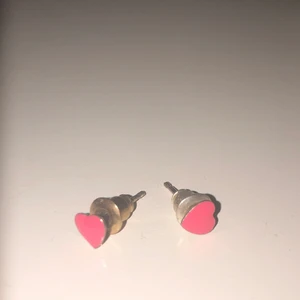 Hjärt örhängen  - Säljer dessa fina hjärtörhängen! Vid intresse kontakta mig!💕