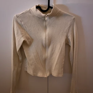 Vit topp  - Från Gina, storlek M, används inte längre därav säljes den. Super fint skick, frakten ligger på 66 kr spårbart 🤍