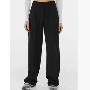 Svarta tyg byxor - Säljer dessa snygga och sköna tyg byxor från Zalando. Dem är wide leg modellen och sitter jättebra på. 