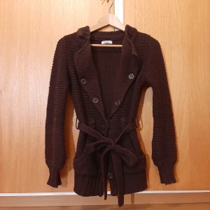 Stickad kofta - Brun stickad kofta i storlek S