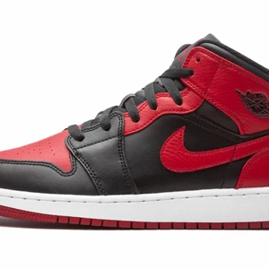 Air Jordan 1 Mid  - Hej jag säljer mina Jordans som inte alls kommer till användning. De är inköpta sommaren 2021 och har blivit använda Max 3 ggr sen dess. Säljer dom då de inte riktigt är min stil på skor, och kan inte skicka tbx för att de är köpta från Restocks. Hör av dig om du är intresserad🤍