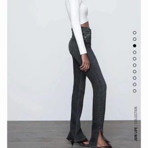 Gråa jeans med slits - Säljer dessa populära slutsålda jeans med slits från zara!💕💕fler, egna, bilder finns såklart 