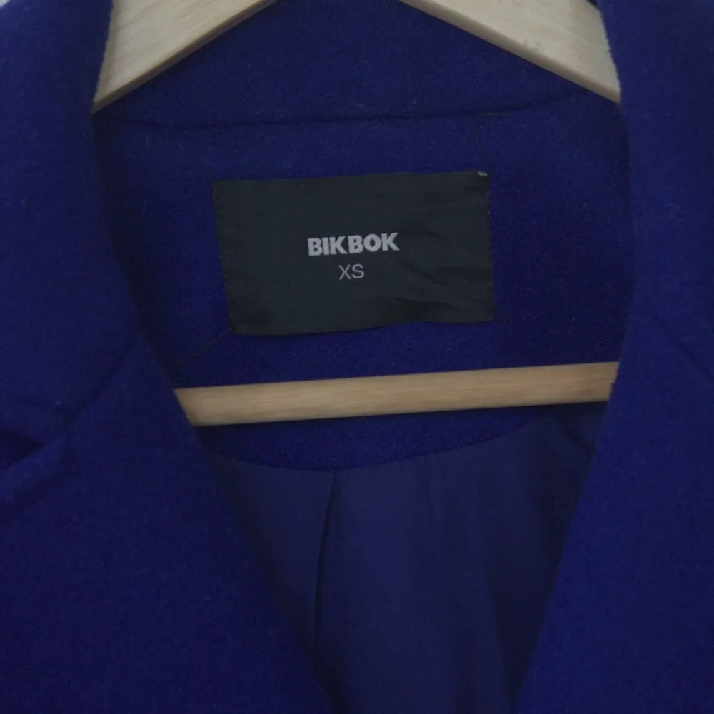 Long blue coat (approx. 108cm long) from BIK BOK in XS. The coat was used only a few times and it is in a very good state.. Jackor.