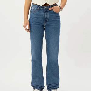 Jätte snygga blåa jeans från weekday i modellen voyage💕 säljer pga att de är för långa. Köptes för 500. Aldrig använda. 