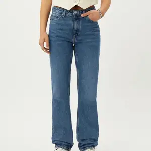 Jätte snygga blåa jeans från weekday i modellen voyage💕 säljer pga att de är för långa. Köptes för 500. Aldrig använda. 