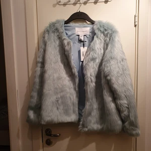 Fake pälsjacka  - En fake pälsjacka ifrån Nelly, aldrig använd och taggen är kvar. Betalning via swish.
