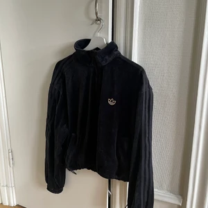 Adidas mjukisset - Mysigt set från Adidas! Endast använt en gång. Båda plaggen är i storlek 40🖤