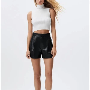 Skinnshorts - Säljer mina snygga skinnshorts från Zara, använda ca 2 gånger så jätte bra skick. Nypris 399kr säljer för 200, Skriv för mer info💕