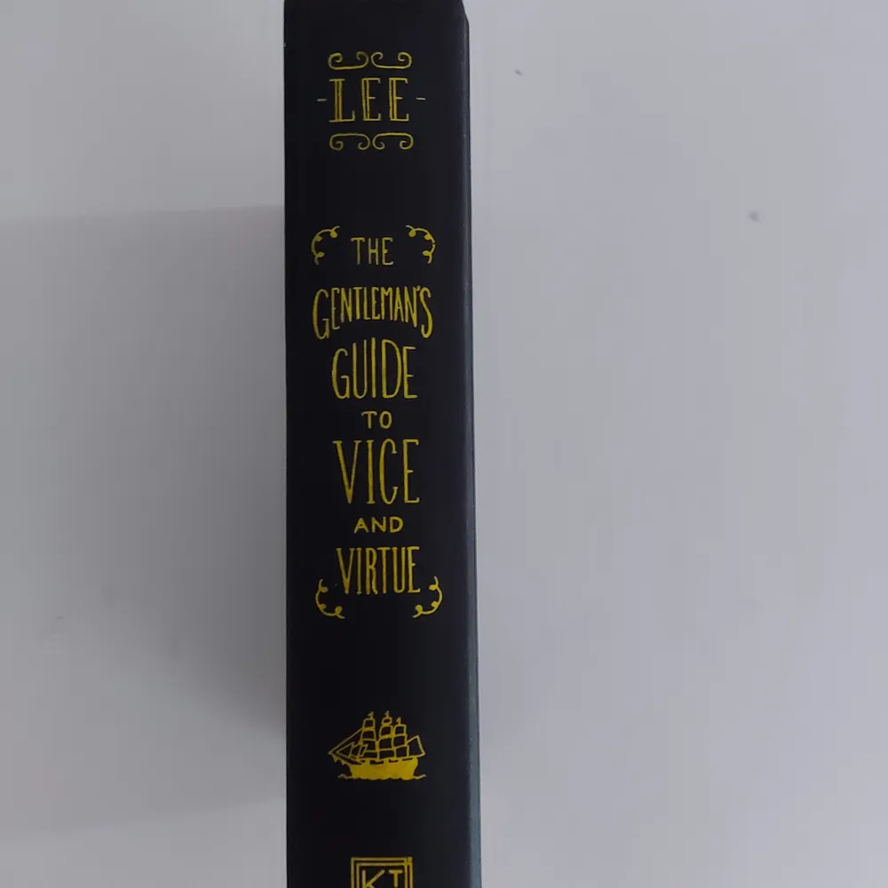 The gentlemans guide to vice and virtue - Mackenzie Lee. Hardcover. Original omslaget finns kvar och kan skickas med om så önskas tyckte dock den var snyggare utan. Kan skickas. I mycket fint skick.. Övrigt.