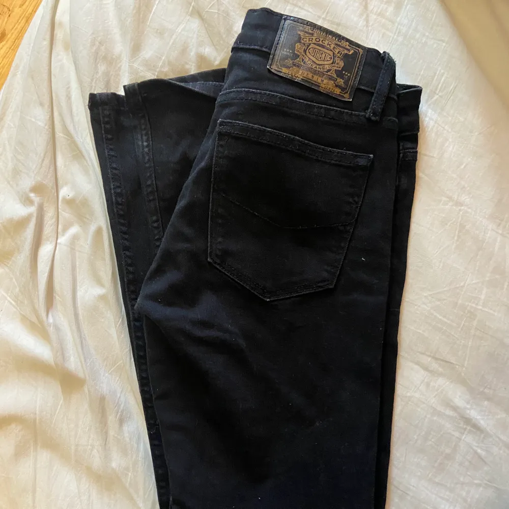 Svarta lågmidjade boutcut jeans från crocker. Långa i benen! . Jeans & Byxor.