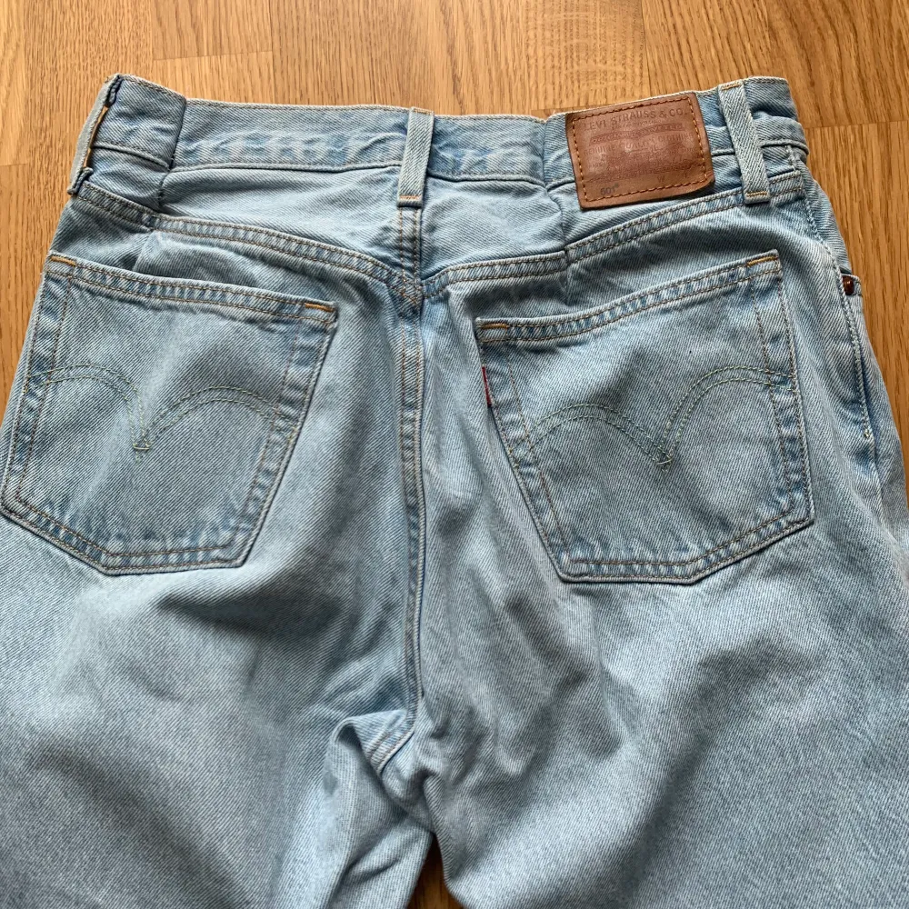 Levis jeans 501. Köpta i Levis butik. W27men insydda i midjan till W26 för att få lite baggy i benen men tight i midjan. . Jeans & Byxor.