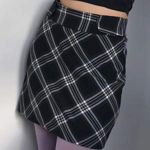 En läcker kjol från Lindex i perfekt längd enligt mig! Sitter där den ska och åker inte upp! 