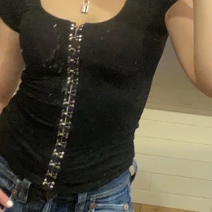 Killstar Moon tröja - Säljer denna supersöta killstar moon tröja då jag bytt stil. Den är jättebekväm och sitter fint😊 Tröjan är väldigt stretchig och funkar även att vika upp så den ser croppad ut. Köpare står för frakt eller så kan jag mötas i Västerås🥰