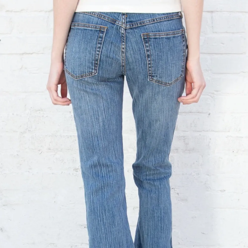 Brielle 90’s jeans från Brandy Melville. Innerbenslängden är 84cm och midjemåttet är 76cm. Originalpris är 38€ alltså runt 400kr. Använda fåtal gånger. Köparen står för frakten :)) . Jeans & Byxor.