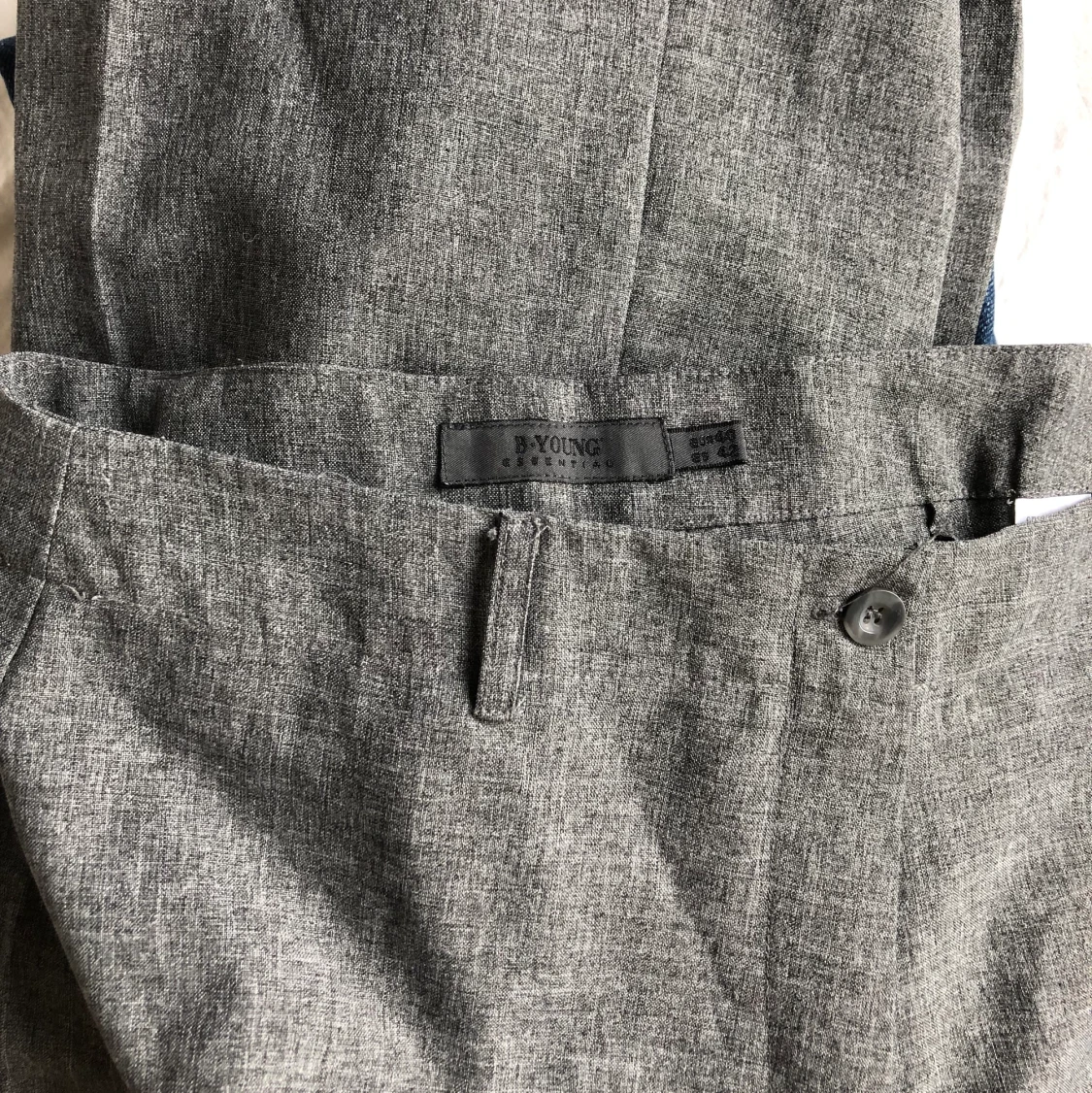 Gråa kostymbyxor - 91