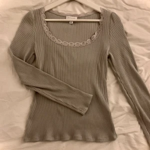 spetstopp  - jätte fin ljusgrå topp med spets som nästan aldrig blivit använd, är osäker på storlek men tror att den är S eller M (pris går att diskutera) <3