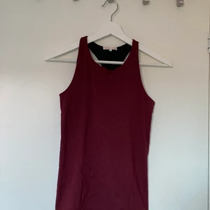 Sporttopp med bh - Bordeauxröd sporttopp med bh från Filippa K. Storlek M, men är jag tror att de är mer som storlek S