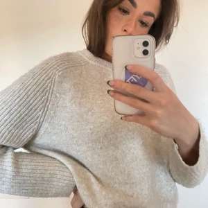 Beige Tjocktröja  - En av de mjukaste tröjor jag ägt, tyvärr blivit lite för kort i armarna för min smak🥺 Mysig och och mjuk helt enkelt! Tröjan kommer från Mango och är i storlek S💓