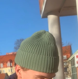 Grön fin mösA - Säljer denna fin fina mössa, knappt använd! Haft bara på fest (den är tvättad)😄