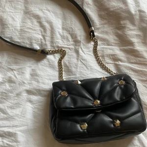 Väska från Zara - Snygg väska från Zara i världsligt bra skick och knappt använd. Den är även slutsåld på hemsidan.