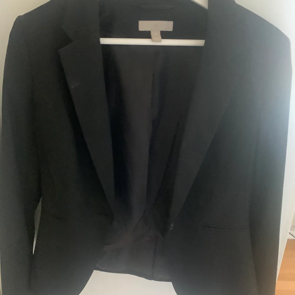 Säljer denna blazer/kavaj från h&m i storlek 38. Köparen står för frakt. Kontakta mig för mer info.. Kostymer.