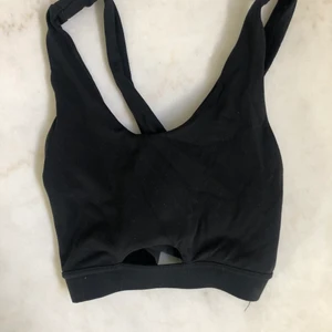 Gymshark topp - En sparsamt använd gymshark topp. Banden korsas där bak.