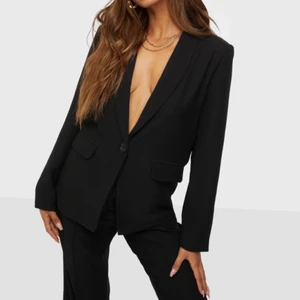Blazer - Säljer denna ur snygga ”the it blazer” från Nelly. Den är använd en gång men ser ut som helt ny, skick 10/10. Den är lite oversized i storleken.