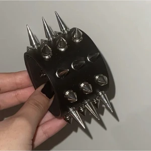 Armband med nitar på - Köpt här på plick och aldrig andvänt. (Bilden är tagen från hon jag köpte armbandet av) 