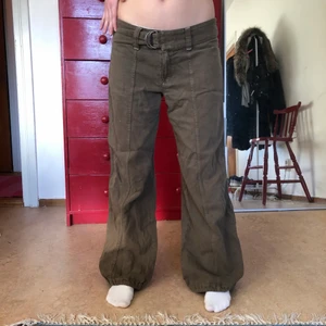 Cargopants  - Militärgröna cargopants från ONLY! Supervida, lågmidjade och helt enkelt sjukt nice fit!