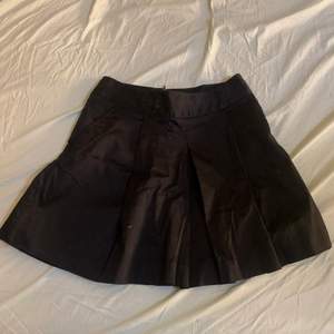 fin kjol från hm i storlek 38, den knäpps på baksidan men en dragkedja☺️