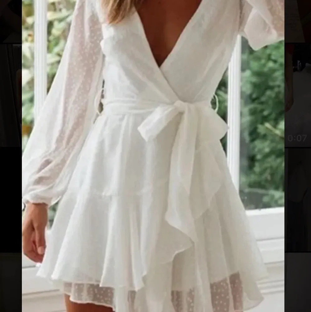 En vit klänning som enbart används en gång! Klänningen är i storlek S, skriv ifall ni har mer frågor 🥰. Klänningar.