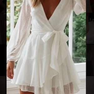 En vit klänning som enbart används en gång! Klänningen är i storlek S, skriv ifall ni har mer frågor 🥰