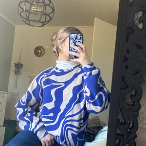Bershka tröja - säljer min beige-blå bershka sweatshirt i storlek L. Endast använd en gång. Skriv priv för mer info ☺️💙
