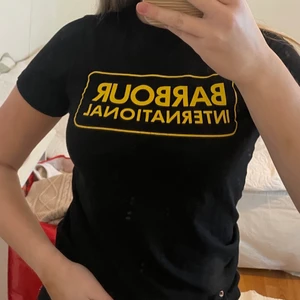 Barbour international t-shirt  - Super snygg svart barbour international t-shirt 🖤🌟 står att de är storlek L men passar perfekt på mig som har brukar ha S😅