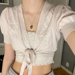 söt bolero - Jättegullig ljus ljus ljusrosa bolero med knyte i fram!! Ger mig sånna ballerina känslor 🩰🩰 Storleken står inte då jag köpte den second hand men det sitter bra på mig som har XS <3