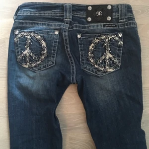 Miss me jeans😍😍intressekoll!!!! - Skitsnygga boutcut miss me jeans 😍mått: midjemått ca 75 och inerbenslängd är 80